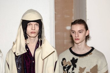 Milan, İtalya - 13 Ocak: Güzel modelleri poz backstage yatak JW Ford göstermeden önce üzerinde 13 Ocak 2019 Milan erkekler moda haftasında Milan'da sadece.