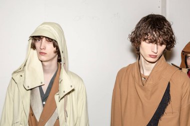 Milan, İtalya - 13 Ocak: Güzel modelleri poz backstage yatak JW Ford göstermeden önce üzerinde 13 Ocak 2019 Milan erkekler moda haftasında Milan'da sadece.