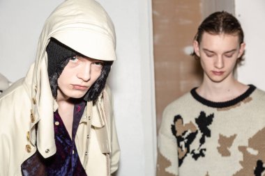 Milan, İtalya - 13 Ocak: Güzel modelleri poz backstage yatak JW Ford göstermeden önce üzerinde 13 Ocak 2019 Milan erkekler moda haftasında Milan'da sadece.