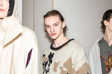 Milan, İtalya - 13 Ocak: Güzel modelleri poz backstage yatak JW Ford göstermeden önce üzerinde 13 Ocak 2019 Milan erkekler moda haftasında Milan'da sadece.