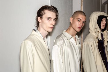 Milan, İtalya - 13 Ocak: Güzel modelleri poz backstage yatak JW Ford göstermeden önce üzerinde 13 Ocak 2019 Milan erkekler moda haftasında Milan'da sadece.