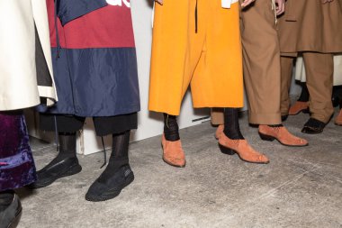 Milan, İtalya - 13 Ocak: Güzel modelleri poz backstage yatak JW Ford göstermeden önce üzerinde 13 Ocak 2019 Milan erkekler moda haftasında Milan'da sadece.