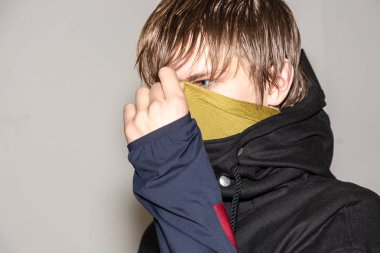 Milan, İtalya - 13 Ocak: Güzel model teşkil etmektedir backstage yatak JW Ford göstermeden önce üzerinde 13 Ocak 2019 Milan erkekler moda haftasında Milan'da sadece.