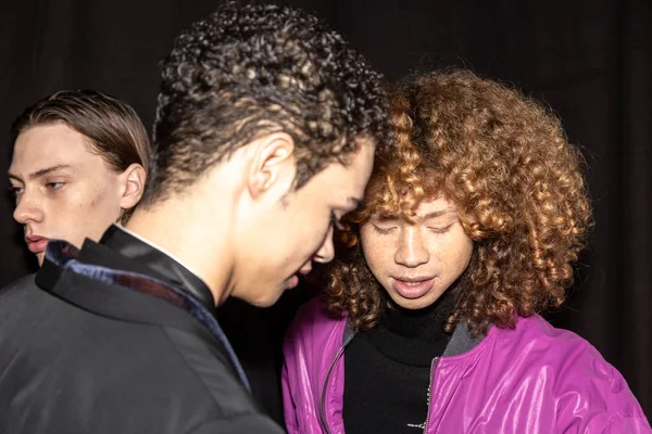 Milan, İtalya - 13 Ocak: Güzel modelleri poz backstage yatak JW Ford göstermeden önce üzerinde 13 Ocak 2019 Milan erkekler moda haftasında Milan'da sadece.