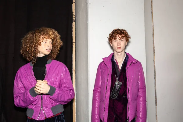 Milan, İtalya - 13 Ocak: Güzel modelleri poz backstage yatak JW Ford göstermeden önce üzerinde 13 Ocak 2019 Milan erkekler moda haftasında Milan'da sadece.