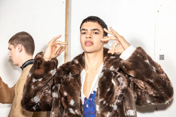 Milan, İtalya - 13 Ocak: Güzel model teşkil etmektedir backstage yatak JW Ford göstermeden önce üzerinde 13 Ocak 2019 Milan erkekler moda haftasında Milan'da sadece.