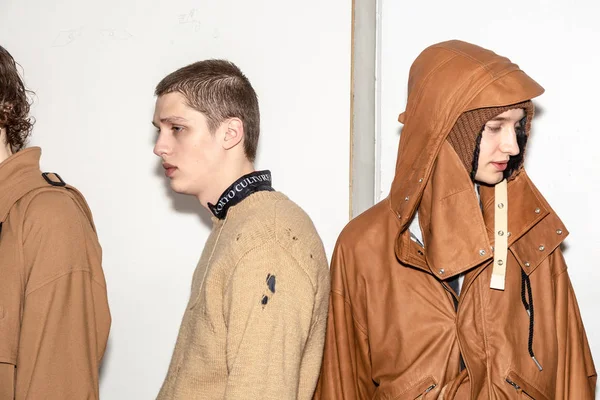 Milan, İtalya - 13 Ocak: Güzel modelleri poz backstage yatak JW Ford göstermeden önce üzerinde 13 Ocak 2019 Milan erkekler moda haftasında Milan'da sadece.