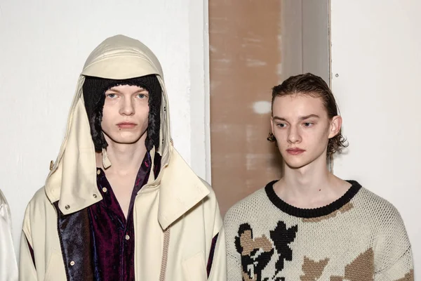 Milan, İtalya - 13 Ocak: Güzel modelleri poz backstage yatak JW Ford göstermeden önce üzerinde 13 Ocak 2019 Milan erkekler moda haftasında Milan'da sadece.