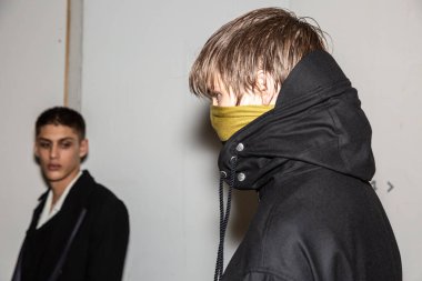 Milan, İtalya - 13 Ocak: Güzel model teşkil etmektedir backstage yatak JW Ford göstermeden önce üzerinde 13 Ocak 2019 Milan erkekler moda haftasında Milan'da sadece.