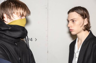 Milan, İtalya - 13 Ocak: Güzel modelleri poz backstage yatak JW Ford göstermeden önce üzerinde 13 Ocak 2019 Milan erkekler moda haftasında Milan'da sadece.