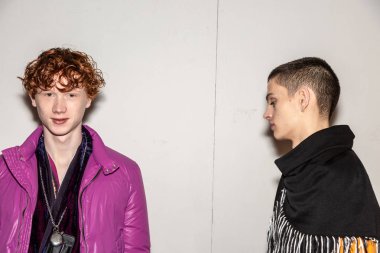 Milan, İtalya - 13 Ocak: Güzel modelleri poz backstage yatak JW Ford göstermeden önce üzerinde 13 Ocak 2019 Milan erkekler moda haftasında Milan'da sadece.