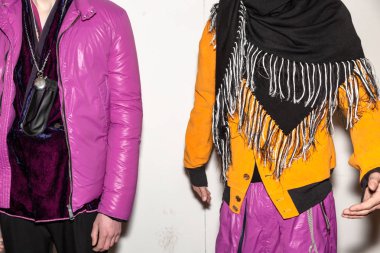 Milan, İtalya - 13 Ocak: Güzel modelleri poz backstage yatak JW Ford göstermeden önce üzerinde 13 Ocak 2019 Milan erkekler moda haftasında Milan'da sadece.