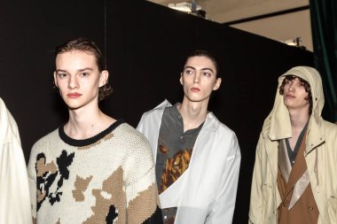 Milan, İtalya - 13 Ocak: Güzel modelleri poz backstage yatak JW Ford göstermeden önce üzerinde 13 Ocak 2019 Milan erkekler moda haftasında Milan'da sadece.