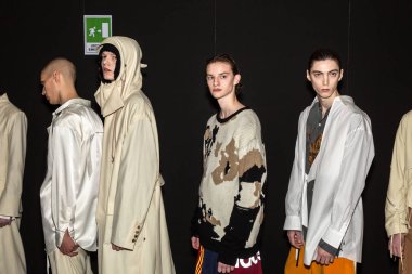 Milan, İtalya - 13 Ocak: Güzel modelleri poz backstage yatak JW Ford göstermeden önce üzerinde 13 Ocak 2019 Milan erkekler moda haftasında Milan'da sadece.