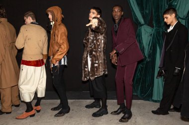 Milan, İtalya - 13 Ocak: Güzel modelleri poz backstage yatak JW Ford göstermeden önce üzerinde 13 Ocak 2019 Milan erkekler moda haftasında Milan'da sadece.