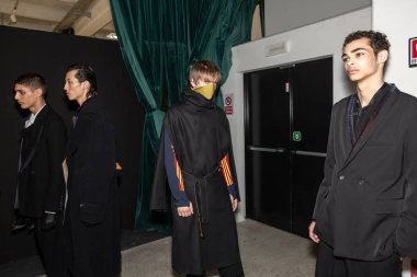 Milan, İtalya - 13 Ocak: Güzel modelleri poz backstage yatak JW Ford göstermeden önce üzerinde 13 Ocak 2019 Milan erkekler moda haftasında Milan'da sadece.