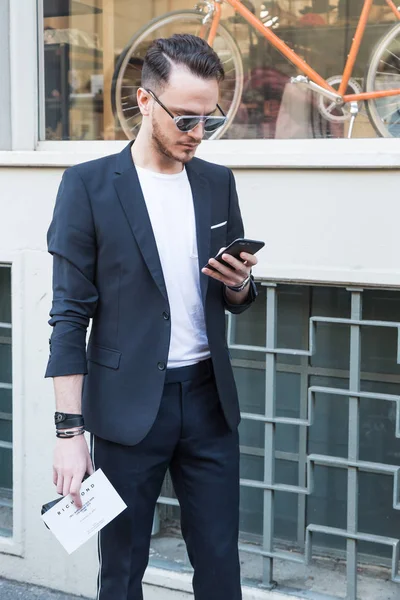 Milano Italien Januari Moderiktiga Mannen Poser Utanför John Richmond Modevisning — Stockfoto