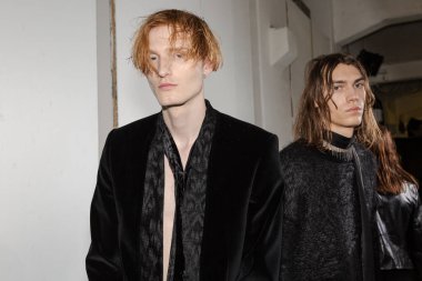 Milan, İtalya - 14 Ocak: Güzel modelleri poz backstage Isabel Benenato göstermeden önce Milan erkekler moda haftası 14 Ocak 2019 tarihinde Milano'da sadece.