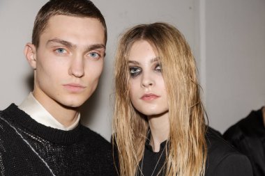 Milan, İtalya - 14 Ocak: Güzel modelleri poz backstage Isabel Benenato göstermeden önce Milan erkekler moda haftası 14 Ocak 2019 tarihinde Milano'da sadece.