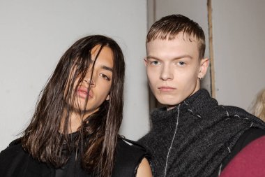 Milan, İtalya - 14 Ocak: Güzel modelleri poz backstage Isabel Benenato göstermeden önce Milan erkekler moda haftası 14 Ocak 2019 tarihinde Milano'da sadece.