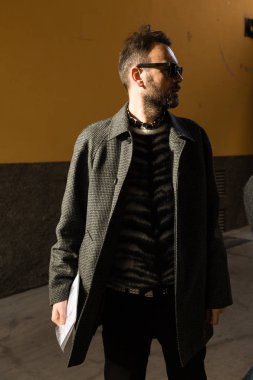 Milano, İtalya - 12 Ocak: Modaya uygun adam 12 Ocak 2019'da Milano Erkek Moda Haftası sırasında Magliano defilesi dışında poz veriyor.