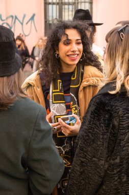 Milan, İtalya - 12 Ocak: Moda kadın pozlar Magliano moda gösterisinde Milan üzerinde 12 Ocak 2019 Milan erkekler moda haftasında dışında.