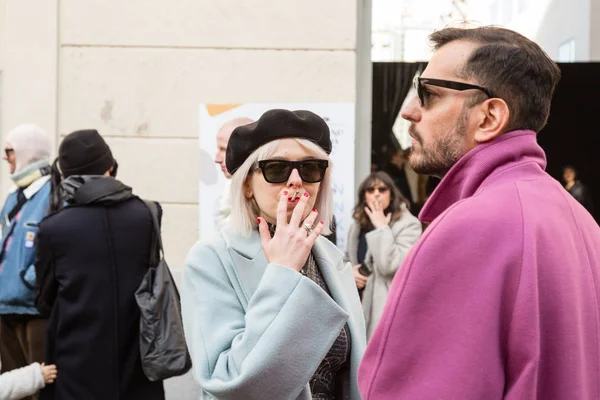 外マリアーノ ファッションショー 2019 日にミラノ メンズ ファッション ウィーク中にミラノでミラノ イタリア ファッショナブルな人々 をもたらす — ストック写真