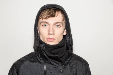 Milan, İtalya - 14 Ocak: Güzel model teşkil etmektedir backstage Spyder göstermeden önce Milan erkekler moda haftası 14 Ocak 2019 tarihinde Milano'da sadece.