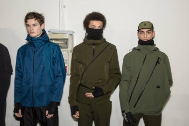 Milan, İtalya - 14 Ocak: Güzel modelleri poz backstage Spyder göstermeden önce Milan erkekler moda haftası 14 Ocak 2019 tarihinde Milano'da sadece.