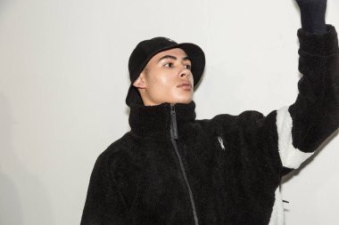 Milan, İtalya - 14 Ocak: Güzel model teşkil etmektedir backstage Spyder göstermeden önce Milan erkekler moda haftası 14 Ocak 2019 tarihinde Milano'da sadece.