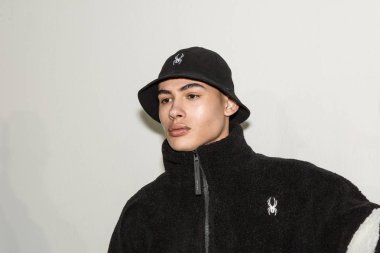 Milan, İtalya - 14 Ocak: Güzel model teşkil etmektedir backstage Spyder göstermeden önce Milan erkekler moda haftası 14 Ocak 2019 tarihinde Milano'da sadece.