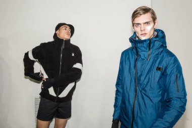 Milan, İtalya - 14 Ocak: Güzel modelleri poz backstage Spyder göstermeden önce Milan erkekler moda haftası 14 Ocak 2019 tarihinde Milano'da sadece.