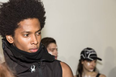 Milan, İtalya - 14 Ocak: Güzel modelleri poz backstage Spyder göstermeden önce Milan erkekler moda haftası 14 Ocak 2019 tarihinde Milano'da sadece.