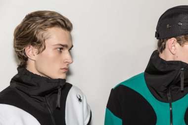 Milan, İtalya - 14 Ocak: Güzel model teşkil etmektedir backstage Spyder göstermeden önce Milan erkekler moda haftası 14 Ocak 2019 tarihinde Milano'da sadece.