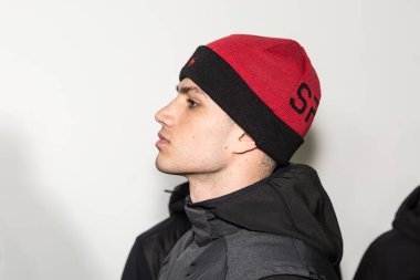 Milan, İtalya - 14 Ocak: Güzel model teşkil etmektedir backstage Spyder göstermeden önce Milan erkekler moda haftası 14 Ocak 2019 tarihinde Milano'da sadece.