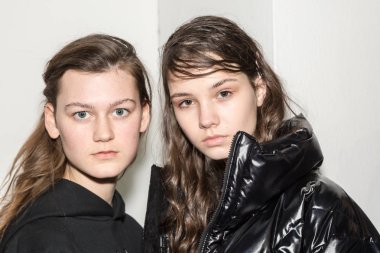 Milan, İtalya - 14 Ocak: Güzel modelleri poz backstage Spyder göstermeden önce Milan erkekler moda haftası 14 Ocak 2019 tarihinde Milano'da sadece.