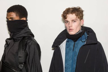 Milan, İtalya - 14 Ocak: Güzel modelleri poz backstage Spyder göstermeden önce Milan erkekler moda haftası 14 Ocak 2019 tarihinde Milano'da sadece.