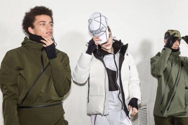 Milan, İtalya - 14 Ocak: Güzel modelleri poz backstage Spyder göstermeden önce Milan erkekler moda haftası 14 Ocak 2019 tarihinde Milano'da sadece.