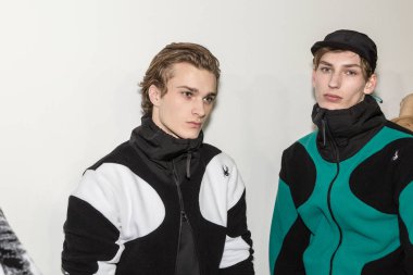 Milan, İtalya - 14 Ocak: Güzel modelleri poz backstage Spyder göstermeden önce Milan erkekler moda haftası 14 Ocak 2019 tarihinde Milano'da sadece.