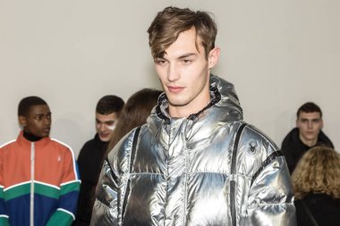 Milan, İtalya - 14 Ocak: Güzel model teşkil etmektedir backstage Spyder göstermeden önce Milan erkekler moda haftası 14 Ocak 2019 tarihinde Milano'da sadece.