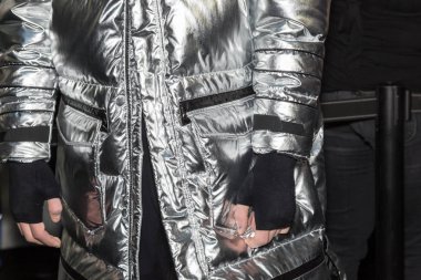 Milan, İtalya - 14 Ocak: Güzel model teşkil etmektedir backstage Spyder göstermeden önce Milan erkekler moda haftası 14 Ocak 2019 tarihinde Milano'da sadece.