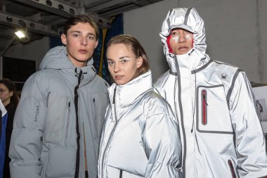Milan, İtalya - 14 Ocak: Güzel modelleri poz backstage Spyder göstermeden önce Milan erkekler moda haftası 14 Ocak 2019 tarihinde Milano'da sadece.