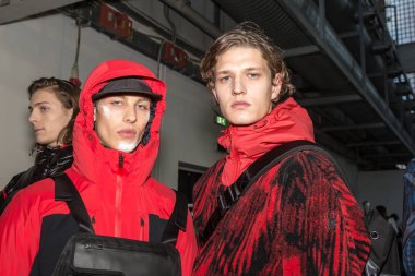 Milan, İtalya - 14 Ocak: Güzel modelleri poz backstage Spyder göstermeden önce Milan erkekler moda haftası 14 Ocak 2019 tarihinde Milano'da sadece.