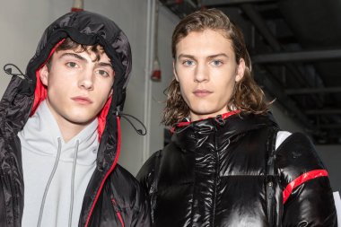 Milan, İtalya - 14 Ocak: Güzel modelleri poz backstage Spyder göstermeden önce Milan erkekler moda haftası 14 Ocak 2019 tarihinde Milano'da sadece.