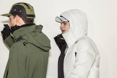 Milan, İtalya - 14 Ocak: Güzel modelleri poz backstage Spyder göstermeden önce Milan erkekler moda haftası 14 Ocak 2019 tarihinde Milano'da sadece.