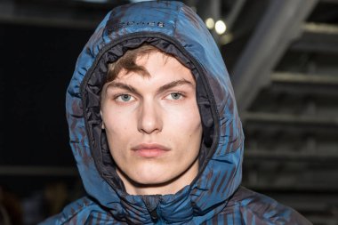 Milan, İtalya - 14 Ocak: Güzel model teşkil etmektedir backstage Spyder göstermeden önce Milan erkekler moda haftası 14 Ocak 2019 tarihinde Milano'da sadece.