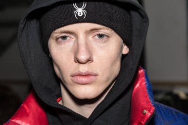 Milan, İtalya - 14 Ocak: Güzel model teşkil etmektedir backstage Spyder göstermeden önce Milan erkekler moda haftası 14 Ocak 2019 tarihinde Milano'da sadece.