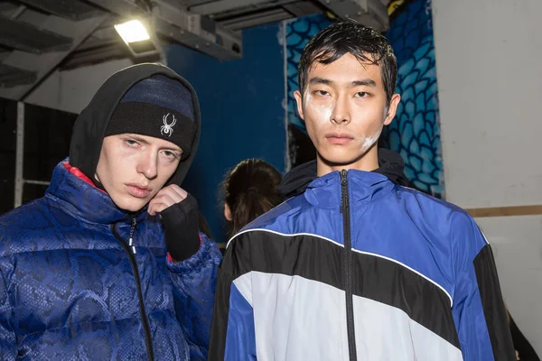 Milan, İtalya - 14 Ocak: Güzel modelleri poz backstage Spyder göstermeden önce Milan erkekler moda haftası 14 Ocak 2019 tarihinde Milano'da sadece.