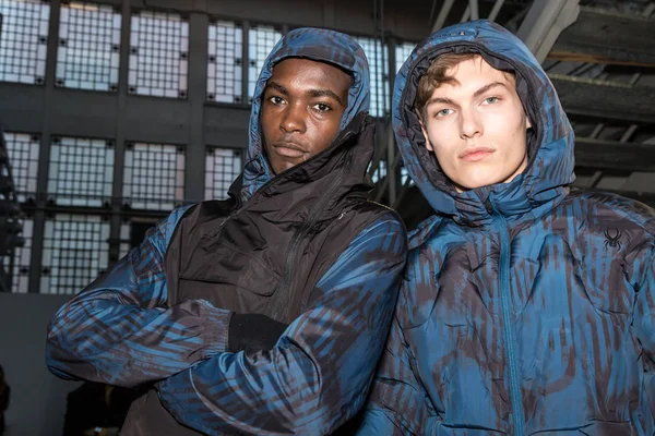 Milan, İtalya - 14 Ocak: Güzel modelleri poz backstage Spyder göstermeden önce Milan erkekler moda haftası 14 Ocak 2019 tarihinde Milano'da sadece.