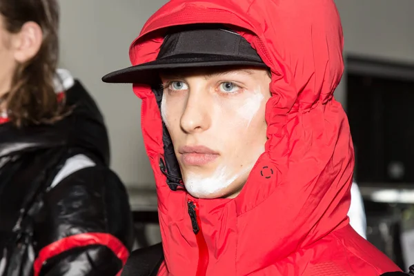 Milan, İtalya - 14 Ocak: Güzel model teşkil etmektedir backstage Spyder göstermeden önce Milan erkekler moda haftası 14 Ocak 2019 tarihinde Milano'da sadece.